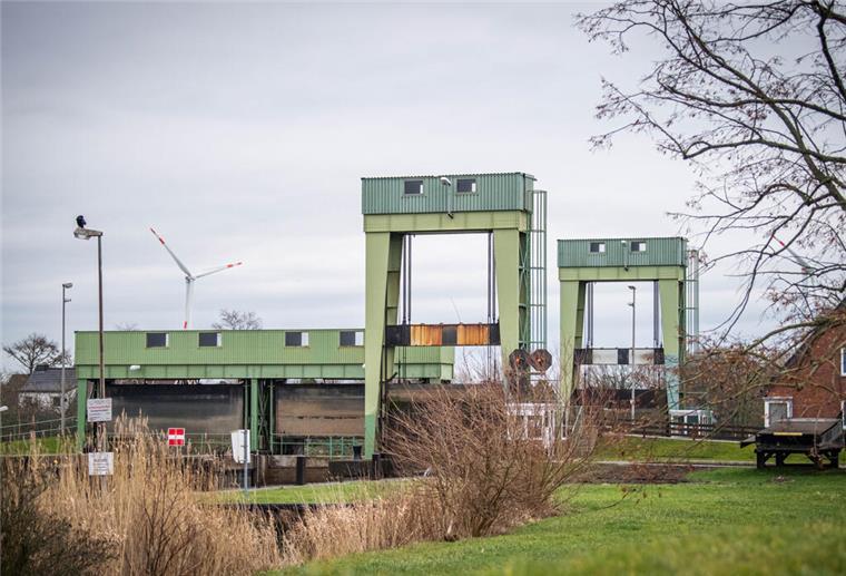 Bremerhaven: Stadt sperrt den Geestewanderweg Blick auf Deich und Tidesperrwerk der Geeste an der Hexenbrücke in Bremerhaven.