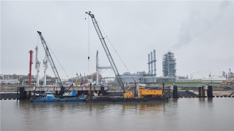 Schwimmendes LNG-Terminal soll bis Ende März in Betrieb sein Blick auf den Anleger für verflüssigte Gase.