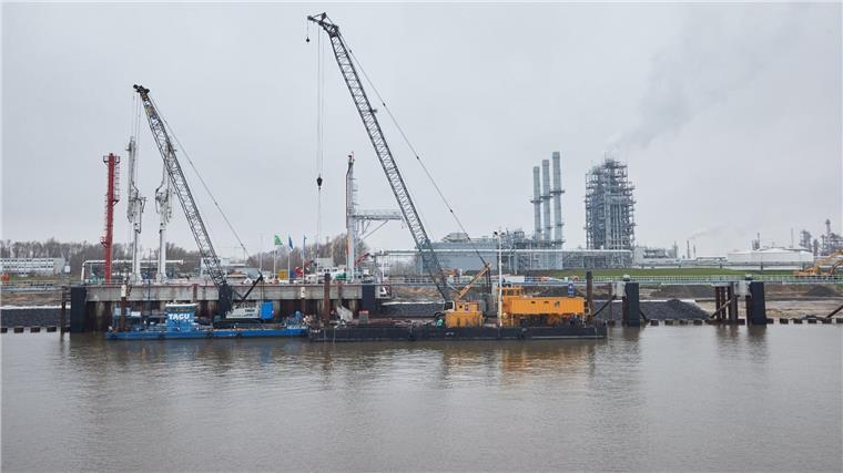BUND klagt gegen festes LNG-Terminal in Stade Blick auf den Anleger für verflüssigte Gase.