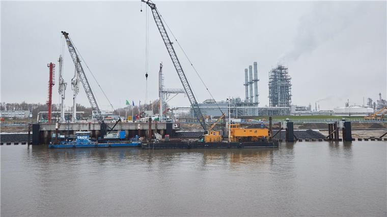 Schwimmendes LNG-Terminal legt in Stade an: Protest Blick auf den Anleger für verflüssigte Gase.