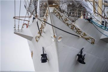 Blick auf den Bug. Das polnische Segelschiff &quot;Dar Mlodziezy&quot; liegt an ...