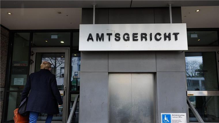 Kind geschlagen und Lehrerin angegriffen - Bewährungsstrafe Blick auf den Eingang vom Amtsgericht Osnabrück.