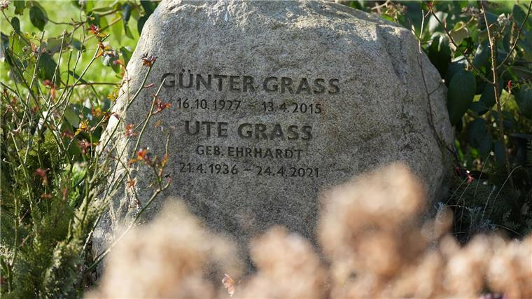 Blick auf den Grabstein auf der Grabstätte von Günter Grass auf dem Friedhof Behlendorf. 