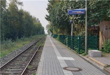 Blick auf den Haltepunkt der EVB in Wremen. Rechts ist nur noch der Betonfuß des Fahrkartenautomaten zu sehen.