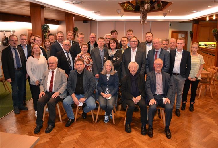 Viele neue, junge Gesichter im Gemeinderat Blick auf den neuen Beverstedter Gemeinderat: Bürgermeister Guido Dieckmann (hintere Reihe) betont, dass die Ratssitzung als 3G-Veranstaltung stattfand. Foto Hansen