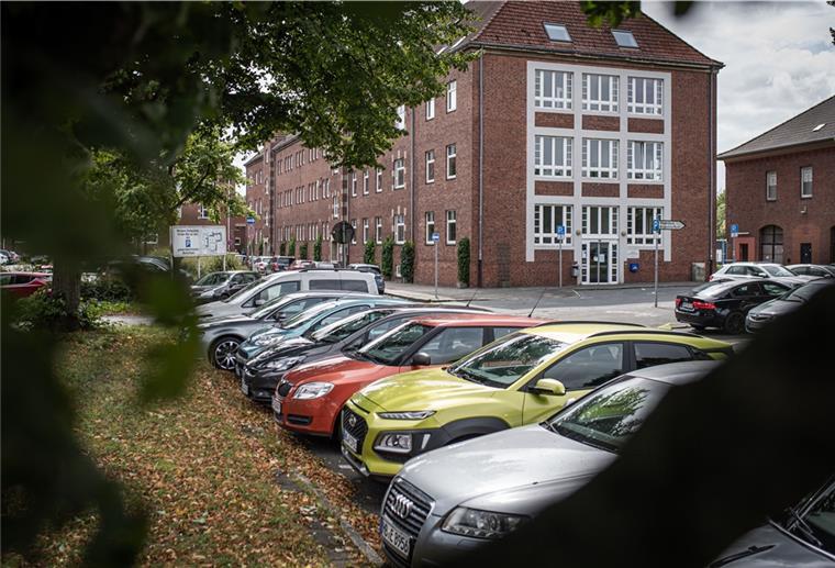 Blick auf den Parkplatz der Stadtverwaltung mit parkenden Fahrzeugen. Foto: Hartmann