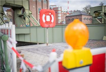 Blick auf die Klappbrücke in Bremerhaven. Davor ist eine Absperrung und Flatterband zu sehen.