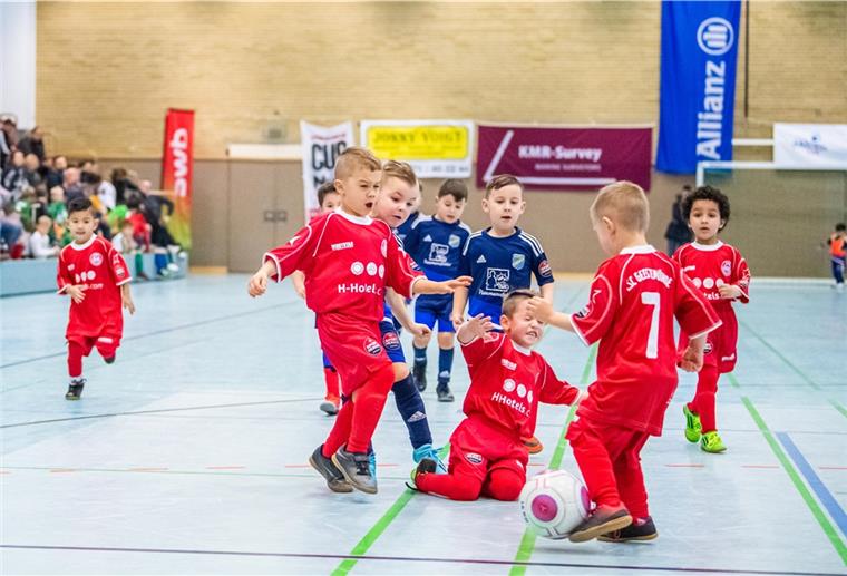Bremerhaven: Darum fällt der Weser-Elbe-Cup aus Kinder spielen Fußball in einer Halle.