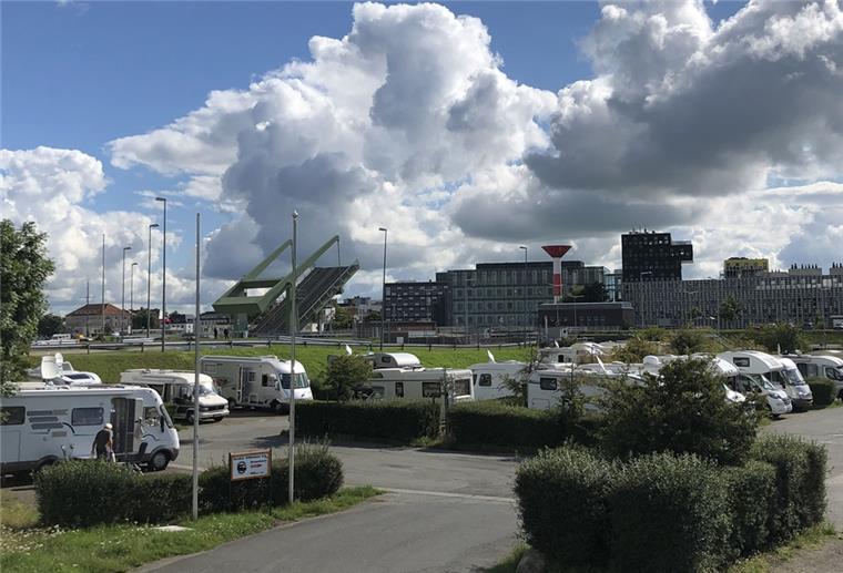 Blick auf den Wohnmobilplatz an der Doppelschleuse.