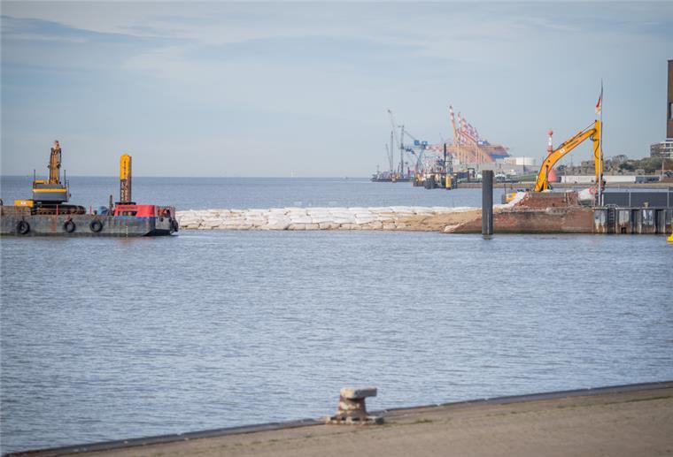 Bremerhaven: Die Nordmole ist fast ganz weg Blick auf die abgerissene Nordmole mit aufgebrachten Sandsäcken Ende Oktober 2022.