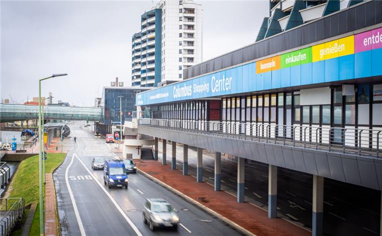 Architekt hat neue Idee für Columbusstraße in Bremerhaven Blick auf die Columbusstraße: Sie trennt die Havenwelten von der Innenstadt. Einen Rückbau will die politische Mehrheit nicht. Nun gibt es einen neuen Vorschlag von einem bekannten Architekten.