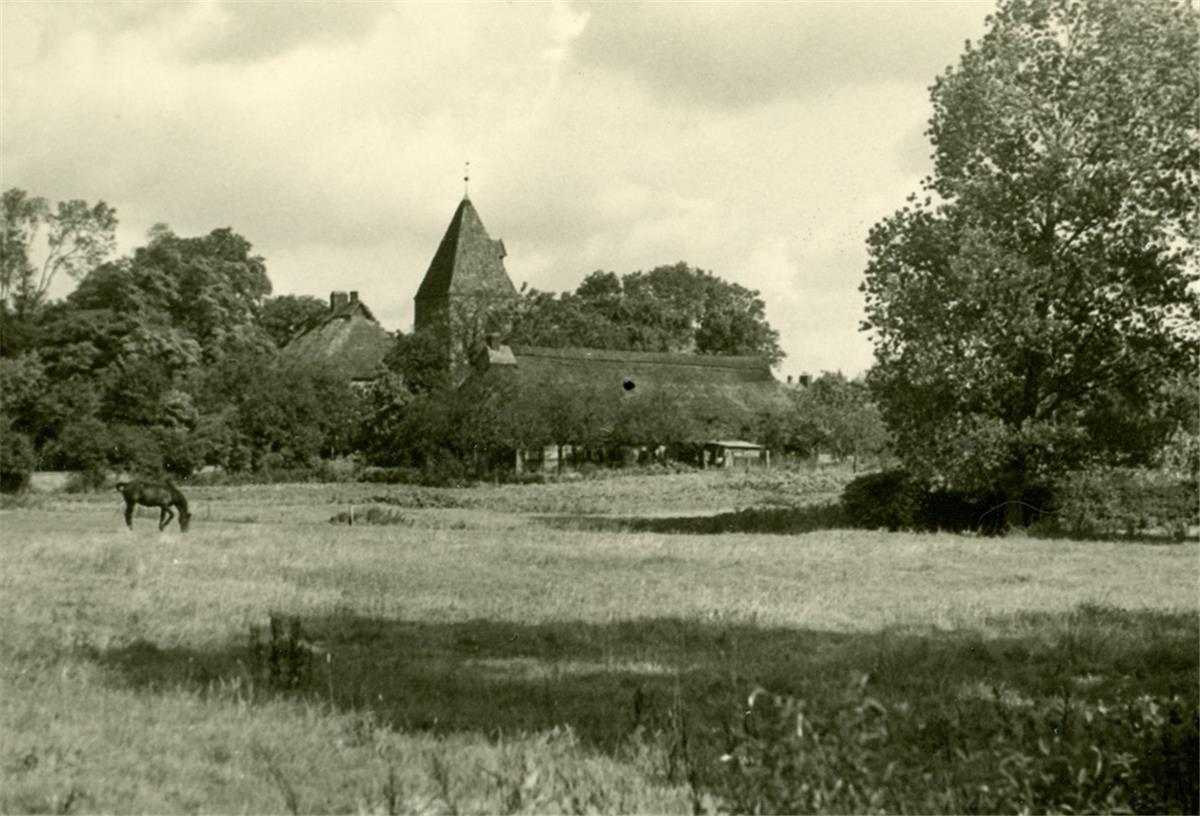 Arbeitskreis ist Wulsdorfer Geschichte auf der Spur Blick auf die Dionysiuskirche im historischen Wulsdorfer Ortskern. Das Bild wurde 1962 aufgenommen. Die "Wulsdorfer Geschichtswerkstatt" will zunächst die Historie der Straßenzüge rund um die Kirche aufarbeiten.