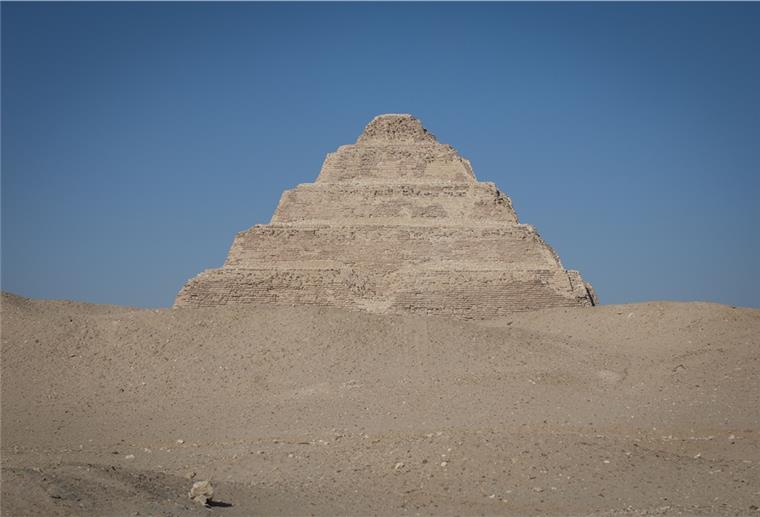 25 Jahre Passion für Pharaonen und Pyramiden Blick auf die Djoser-Pyramide, die älteste Pyramide Ägyptens aus der Zeit um 2600 vor Christus.