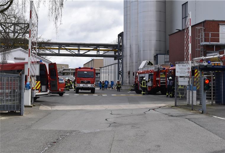 Gefahrguteinsatz im DMK-Werk: Am Ende war alles halb so wild Blick auf die Einsatzstelle von der Straße aus.