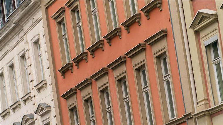 Mieterbund fordert Fördermittel für Modernisierungsmaßnahmen Blick auf die Fassaden von Wohnhäusern.