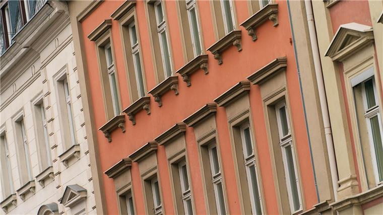 Leichter Preisanstieg bei Immobilien erwartet Blick auf die Fassaden von Wohnhäusern.