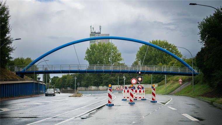 Hier geht am Mittwoch nichts mehr: Hafentunnel in Bremerhaven wird gesperrt Auf einer Straße stehen Absperrbaken.