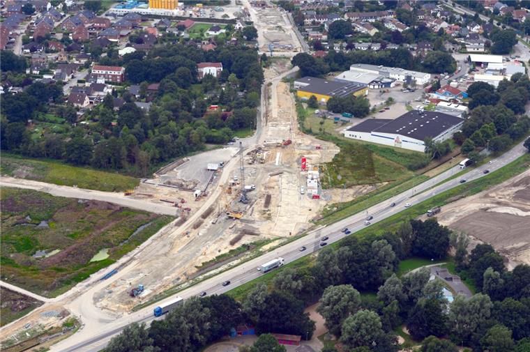 Die ersten 100 Meter Hafentunnel sind im Rohbau fertig Blick auf die Hafentunnel-Baustelle an der Cherbourger Straße unweit der Einmündung in die Hans-Böckler-Straße. Nach der Fertigstellung des Tunnels im Jahr 2019 wird die Cherbourger Straße nicht zurückgebaut. Sie bleibt für den innerstädtischen Verkehr und als Umleitungsstrecke erhalten.