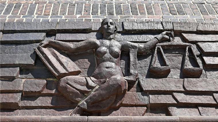 Landwirt bei Bauernprotesten überfahren: Anklage Blick auf die Justitia über dem Eingang eines Landgerichts.