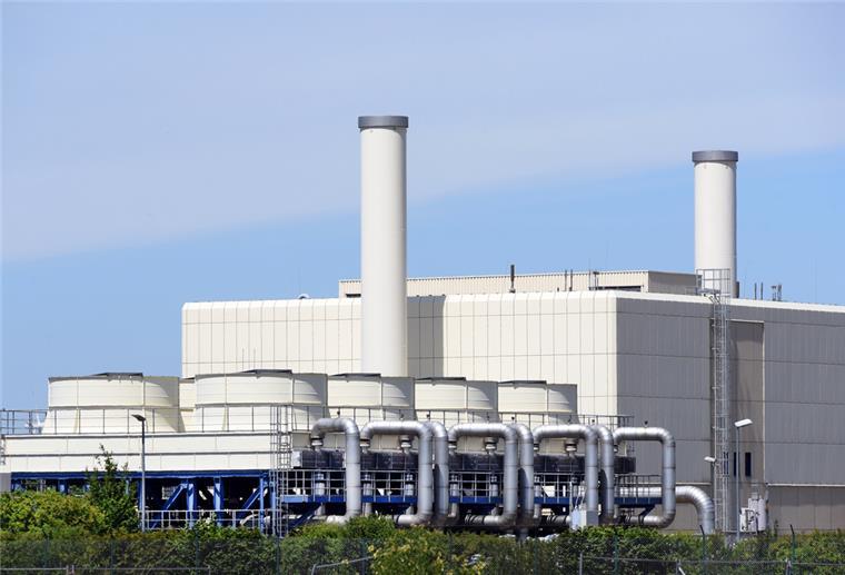 Blick auf die Kühlanlagen und die Gasverdichter (l) des Untergrund-Gasspeichers der VNG AG. Die deutschen Erdgasspeicher-Betreiber gehen davon aus, dass trotz der erneuten Verringerung der Liefermengen aus Russland weiter eingespeichert werden kann.