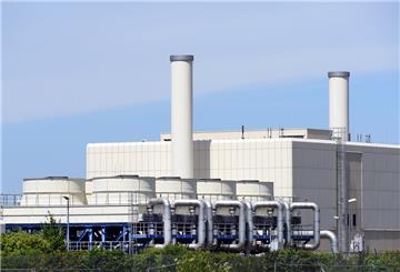 Blick auf die Kühlanlagen und die Gasverdichter (l) des Untergrund-Gasspeichers der VNG AG. Die deutschen Erdgasspeicher-Betreiber gehen davon aus, dass trotz der erneuten Verringerung der Liefermengen aus Russland weiter eingespeichert werden kann.