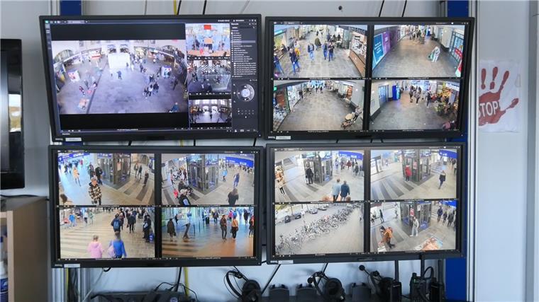 Wie die Bundespolizei Straftäter im Bremer Hauptbahnhof verfolgt Blick auf die Monitore in der Leitstelle der Bundespolizei am Bremer Hauptbahnhof. Alle Wege und Ecken werden hier erfasst.