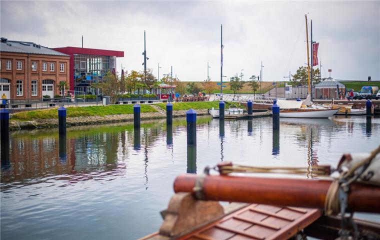 Neue Stege für Bremerhaven kommen nachts Blick auf die noch im Bau befindliche Steganlage. Die Betonpontons sollen Anfang Oktober endlich kommen.