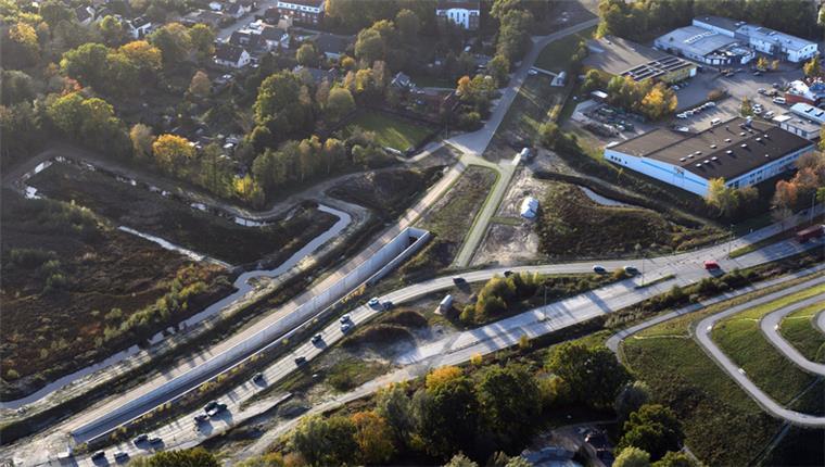 Der mächtige Hafentunnel aus der Vogelperspektive Blick auf die östliche Einfahrt im Bereich Bredenmoor. Hier geht es vom Autobahnzubringer in Richtung Hafen.
