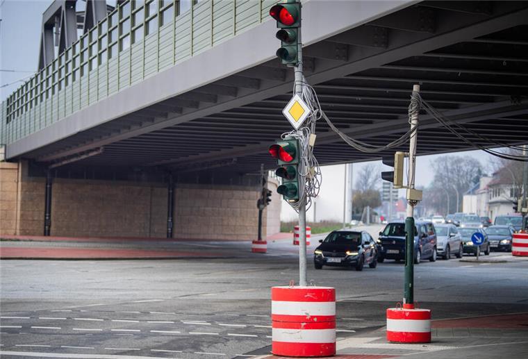 Deswegen stehen an der Cherbourger Straße immer noch keine festen Ampeln Blick auf die provisorische Ampelanlage unterhalb der Eisenbahnbrücke auf der Kreuzung Cherbourger Straße und Langener Landstraße.