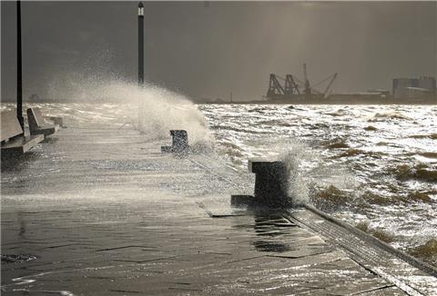 Blick auf die Seebäderkaje in Bremerhaven: Hier kann man sich wohl wieder nasse Füße holen.
