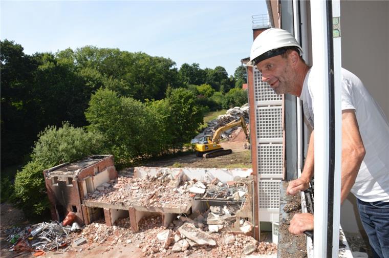 Karolinenhöhe in Bad Bederkesa: Überall nur noch Schutt und Scherben Blick auf die Spuren des Abbruchs: Bauleiter Torsten Klein in der entkernten Karolinenhöhe.