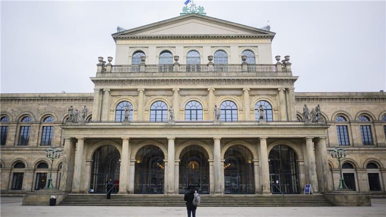 Spaziergang mit Dämon: Goecke-Stück bei Ostertanztagen Blick auf die Staatsoper in Hannover.