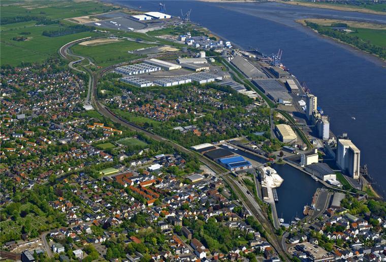 Blick auf die Stadt Brake und den Braker Hafen, in dem am frühen Montagmorgen ein herrenloses Ruderboot entdeckt wurde. Die Wasserschutzpolizei bittet nun um Hinweise zur Herkunft des Boots.