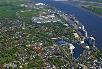 Blick auf die Stadt Brake und den Braker Hafen, in dem am frühen Montagmorgen ein herrenloses Ruderboot entdeckt wurde. Die Wasserschutzpolizei bittet nun um Hinweise zur Herkunft des Boots.
