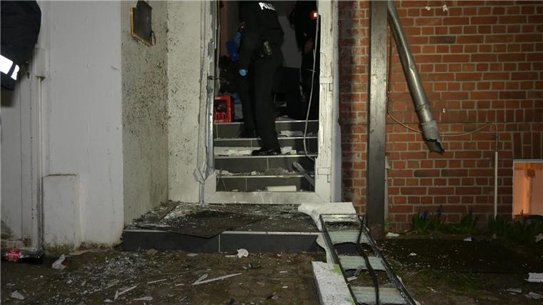 Blick auf die vom Spezialeinsatzkommando (SEK) gesprengte Tür eines Gebäudes an der Altländer Straße in Stade.
