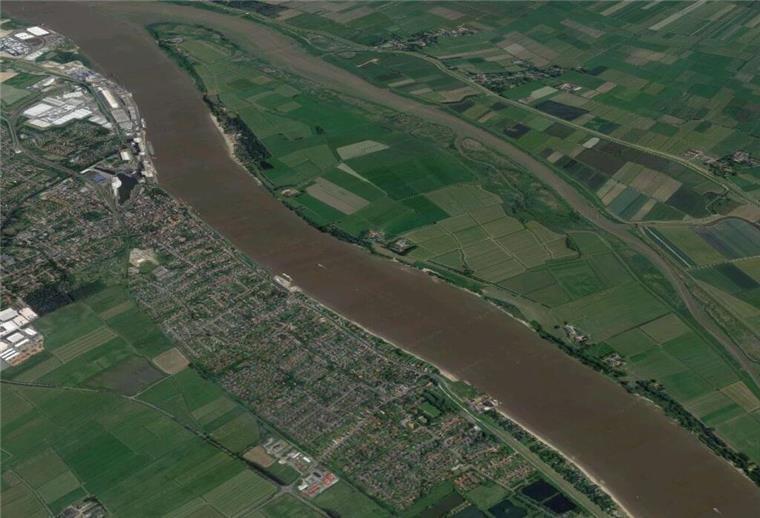 Frachtschiff bleibt bei Harriersand im Schlick stecken Blick auf die Weserinsel Harriersand. In Ufernähe ist ein Schiff auf Grund gelaufen.