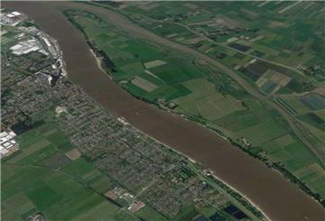 Blick auf die Weserinsel Harriersand. In Ufernähe ist ein Schiff auf Grund gelaufen.