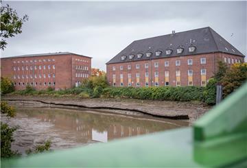Zwei Kasernen-Gebäude.