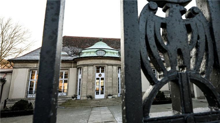 Kundgebung gegen Rechts mit Ministerpräsident und Bischof Blick auf ein Gästehaus in Potsdam, in dem das Geheimtreffen radikaler Rechter stattgefunden haben soll.