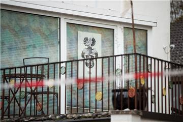 Blick auf ein Haus in Georgensgmünd (Bayern), in dem ein 49-Jähriger Angehöriger der "Reichsbürger"-Bewegung bei einer Razzia am Vortag vier Polizisten  angeschossen hatte. Ein 32-jähriger Beamter ist seinen Verletzungen erlegen.