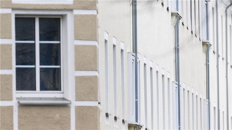 Niedersachsen fehlen mehr als 100.000 Sozialwohnungen Blick auf ein Mehrfamilienhaus in der Innenstadt.