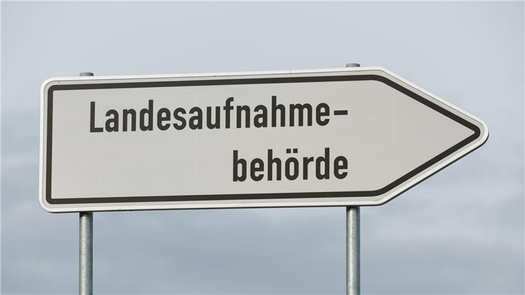 Zahl der geflüchteten Schulkinder gestiegen Blick auf ein Schild „Landesaufnahmebehörde“.