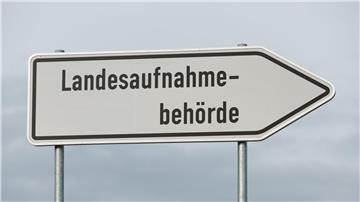 Blick auf ein Schild „Landesaufnahmebehörde“.