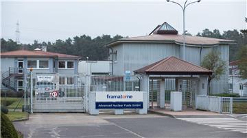 Blick auf ein Zugangstor vom Werk der Framatome - Advanced Nuclear Fuels GmbH.