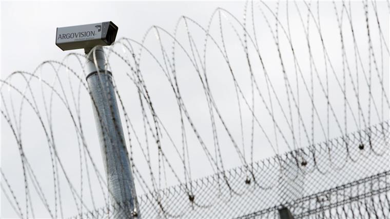 Blick auf eine Überwachungskamera auf dem umzäunten Gelände der Justizvollzugsanstalt Meppen.