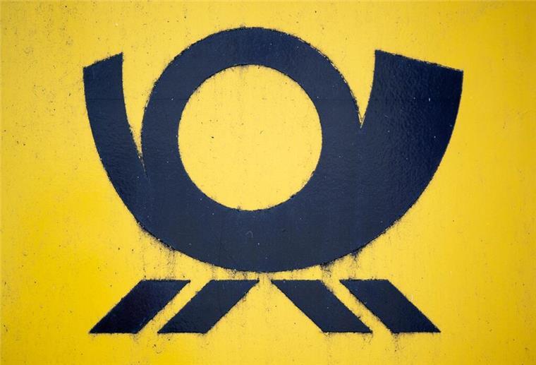 Die Briefmarke aus dem Internet wird immer beliebter Blick auf einen Briefkasten der Deutschen Post, auf dem das Posthorn-Logo zu sehen ist.
