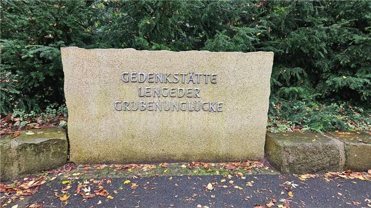 60 Jahre Grubenunglück: Lengede gedenkt Wunde und Wunder Blick auf einen Gedenkstein mit der Aufschrift „Gedenkstätte Lengeder Grubenunglücke“ in Lengede.