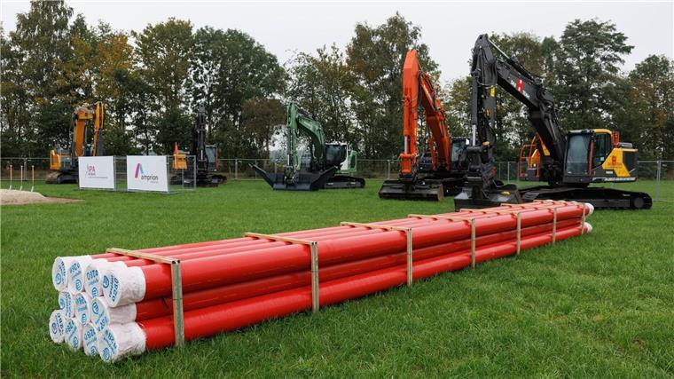 Bau der Erdkabeltrasse von Emden ins Rheinland kann starten Blick auf Leerrohre vor dem offiziellen Spatenstich für den Bau der Erdkabeltrasse A-Nord in Meppen.