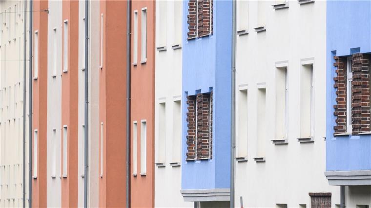 Mieter müssen Gebäudeversicherer Auskunft geben Blick auf Mehrfamilienhäuser in der Innenstadt.
