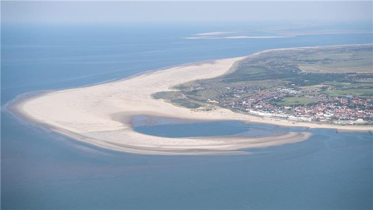 Energieunternehmen darf Gasförderprojekt vorantreiben Blick aus der Luft auf die ostfriesische Insel Borkum in der Nordsee.
